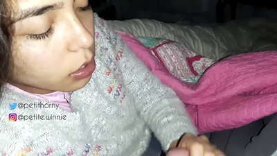 ГО ГОЛТАМ ЦЕТО НАСОБРАНО МЛЕКО НА МАЖОТ - ПОКАЖУВАМ ЈАЗИК СО СВЕШТА